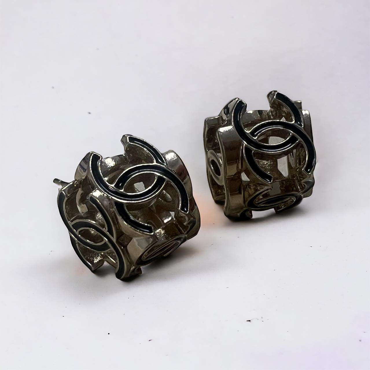 Boucles d'oreilles Chanel carrées dorées et noires – Image 2