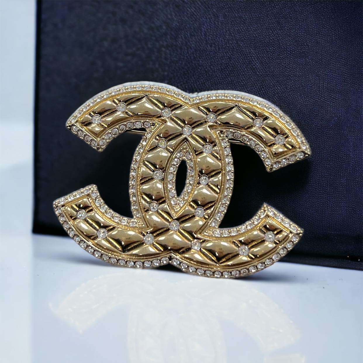 Broche Chanel doré avec strass – Image 4