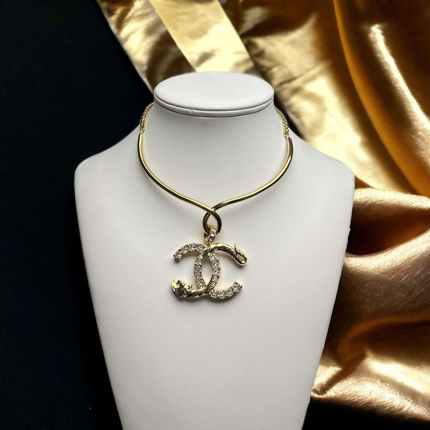 Collier Chanel doré – Image 2