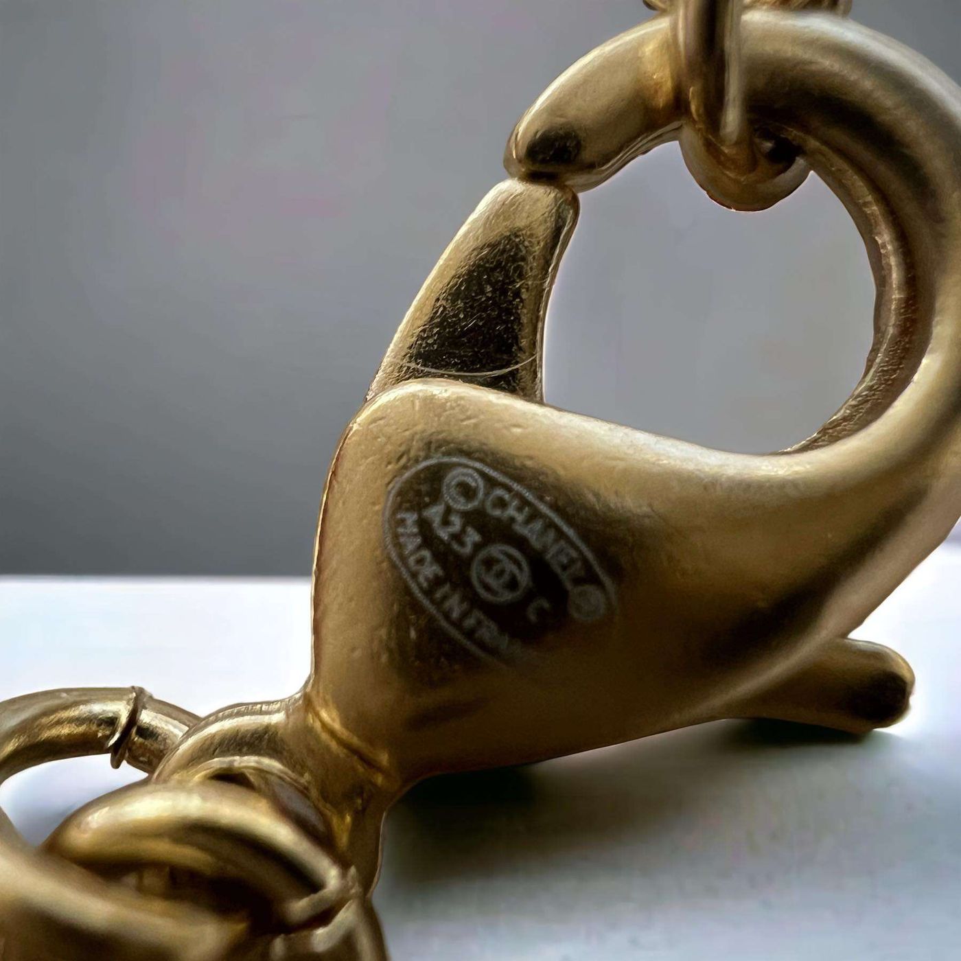 Collier Chanel doré – Image 7