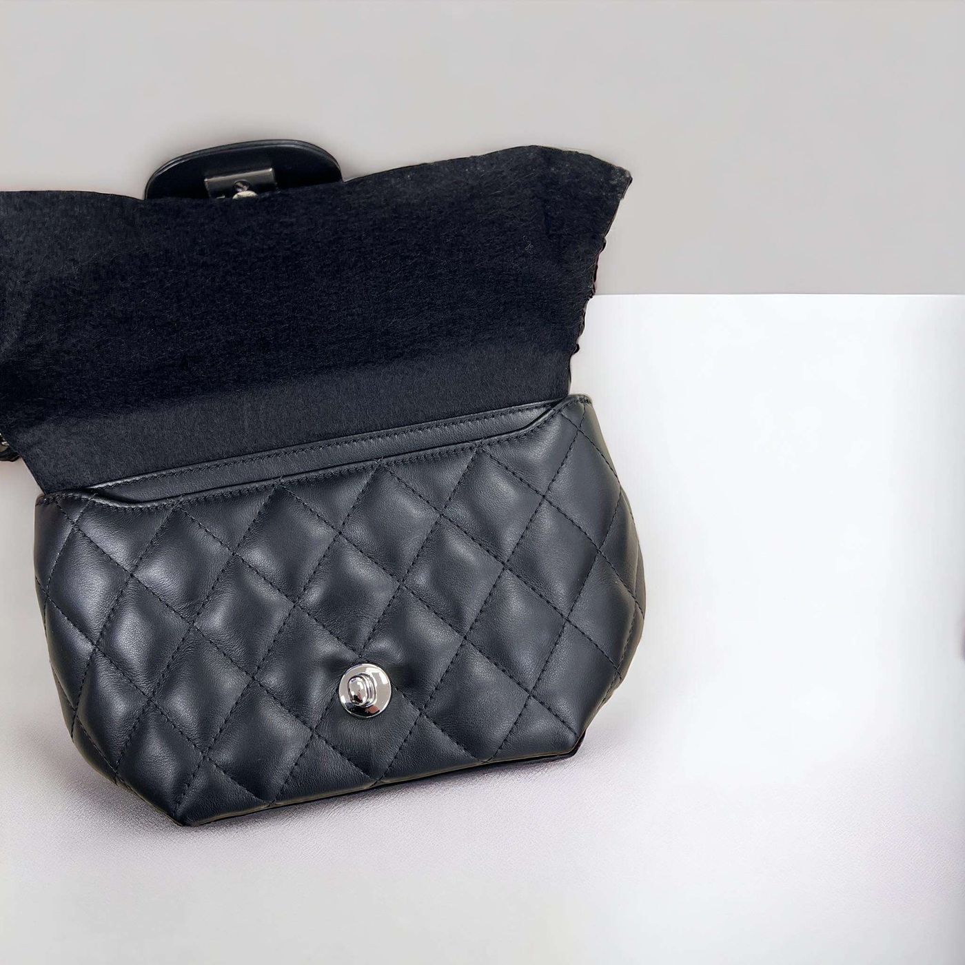 Sac ceinture Chanel noir – Image 6