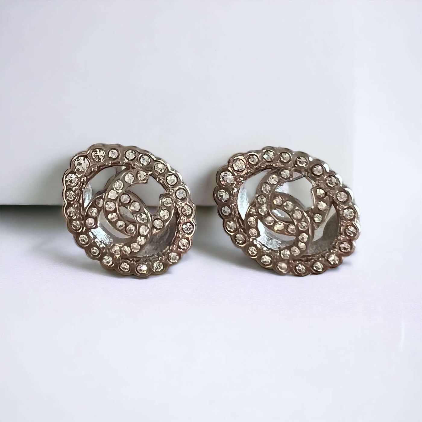 Boucles d'oreilles Chanel ovale strass – Image 2