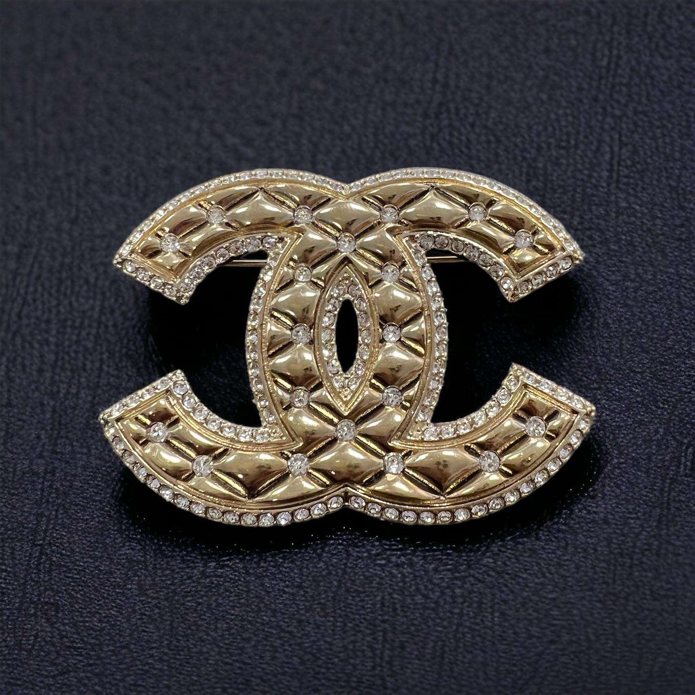 Broche Chanel doré avec strass – Image 2