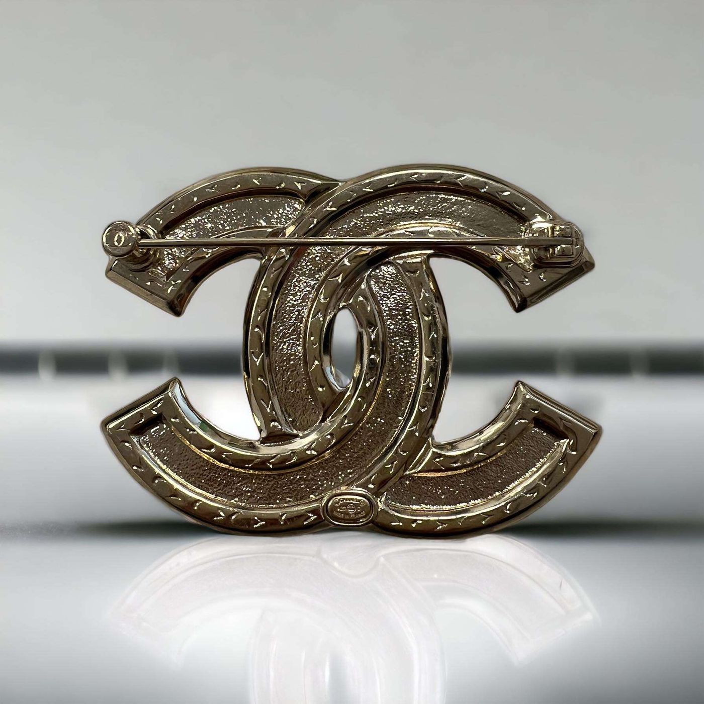 Broche Chanel doré avec strass – Image 5