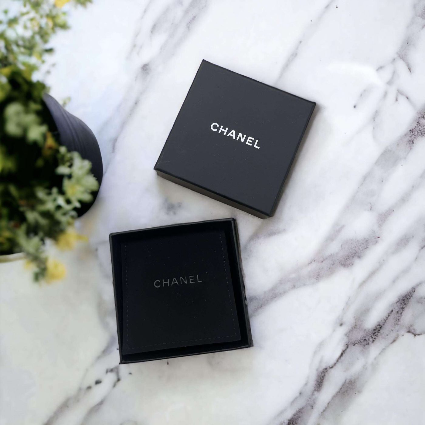 Broche Chanel doré avec strass et perles cc – Image 6