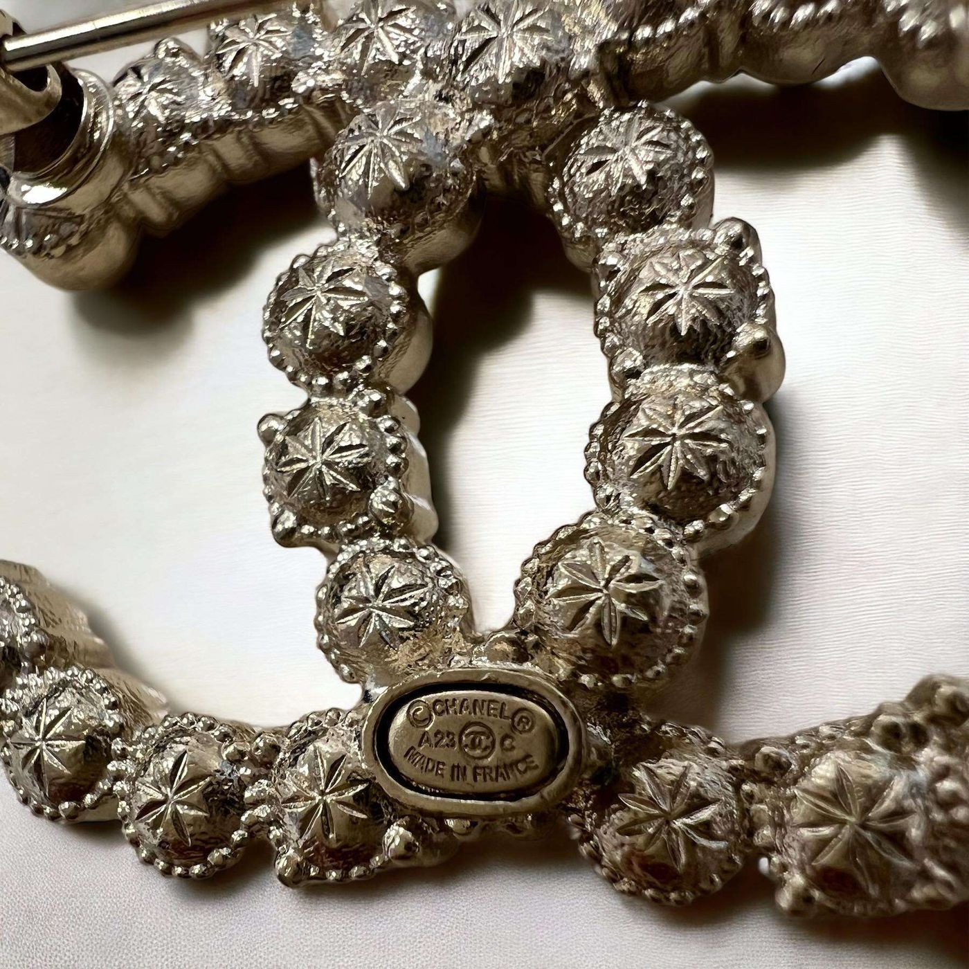 Broche Chanel strass rose et perles – Image 6
