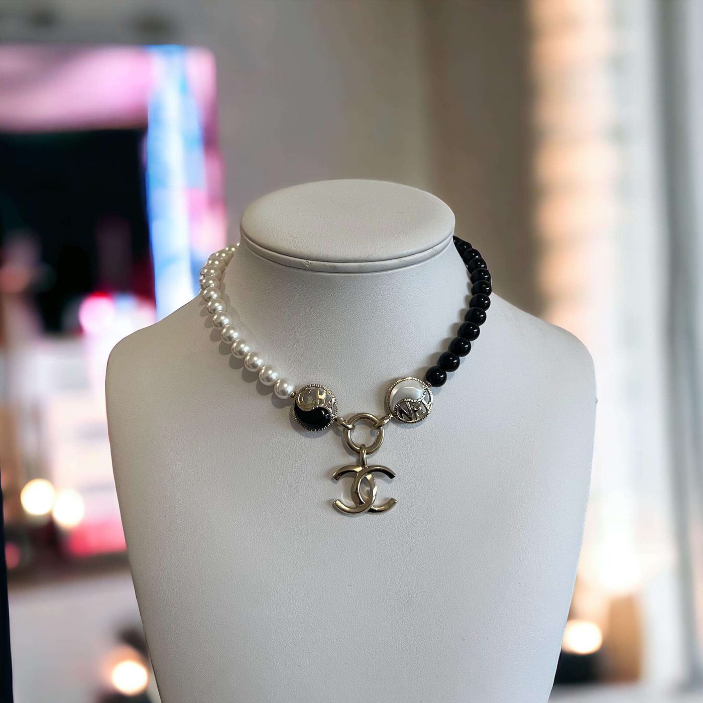 Collier Chanel doré orné de perles nacrées et noires – Image 2