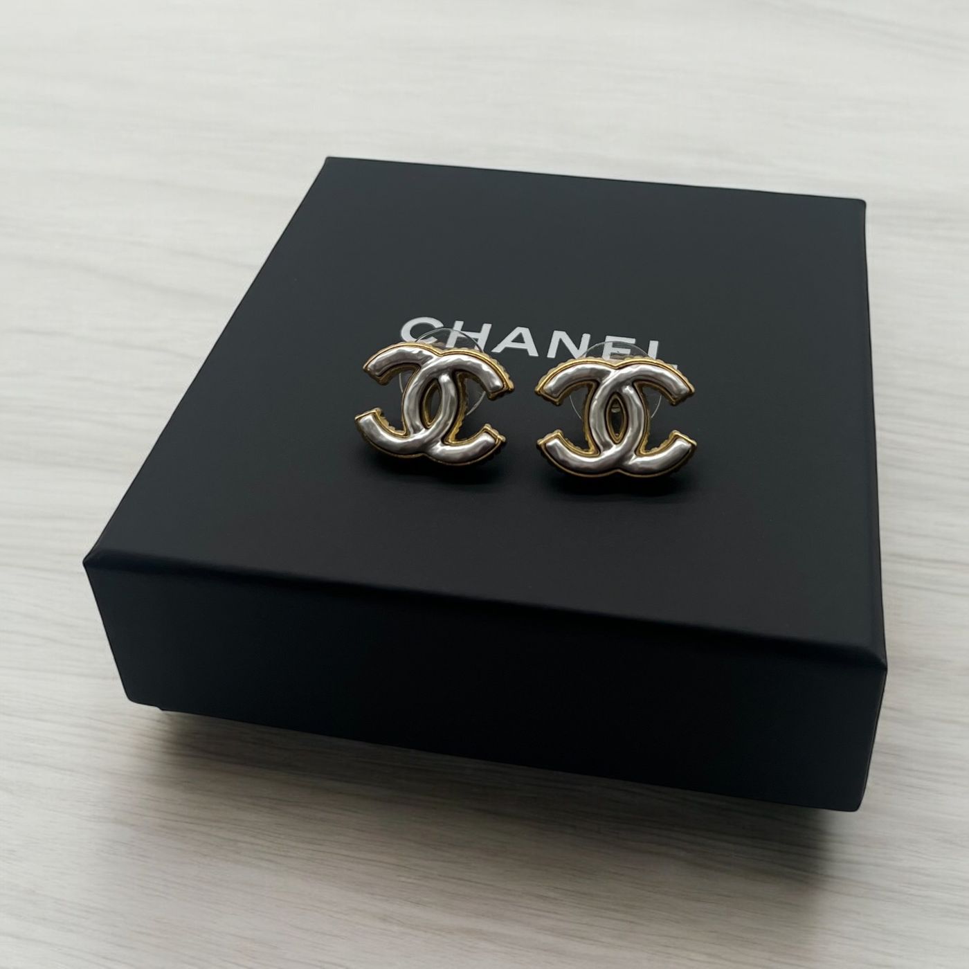 Boucles d'oreilles Chanel dorées et nacrées – Image 6