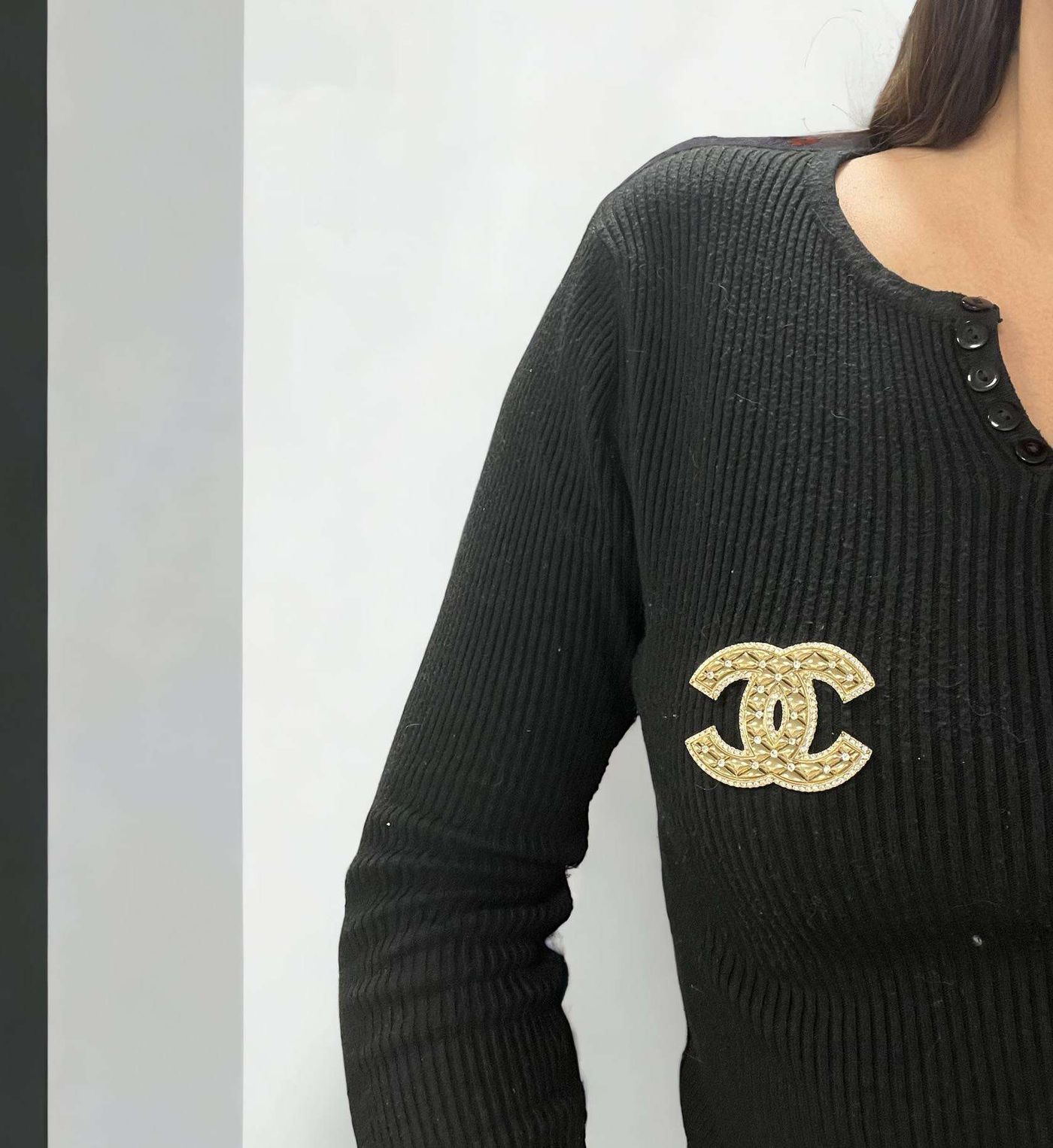 Broche Chanel doré avec strass – Image 3