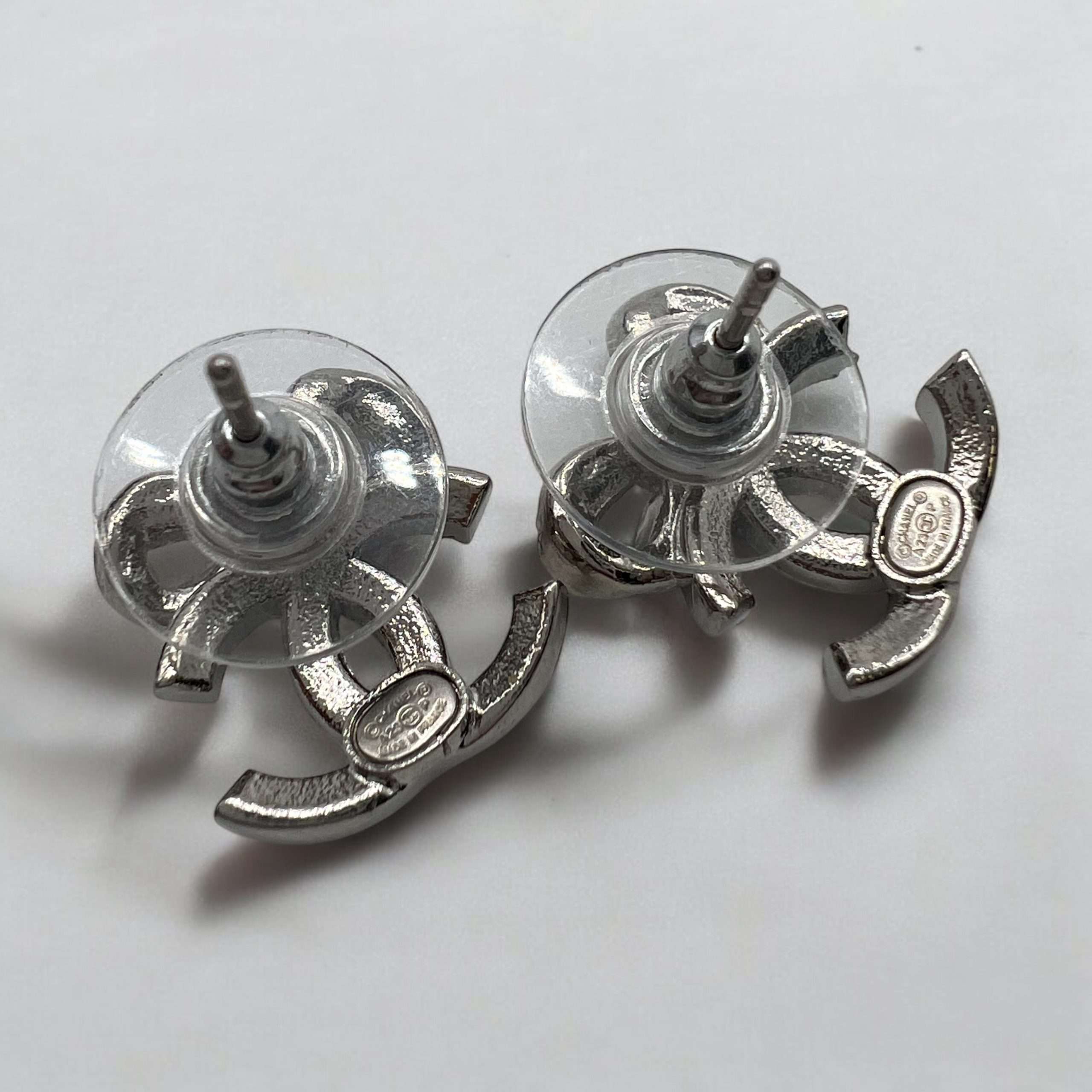 Boucles d'oreilles Chanel avec noeud et strass – Image 5