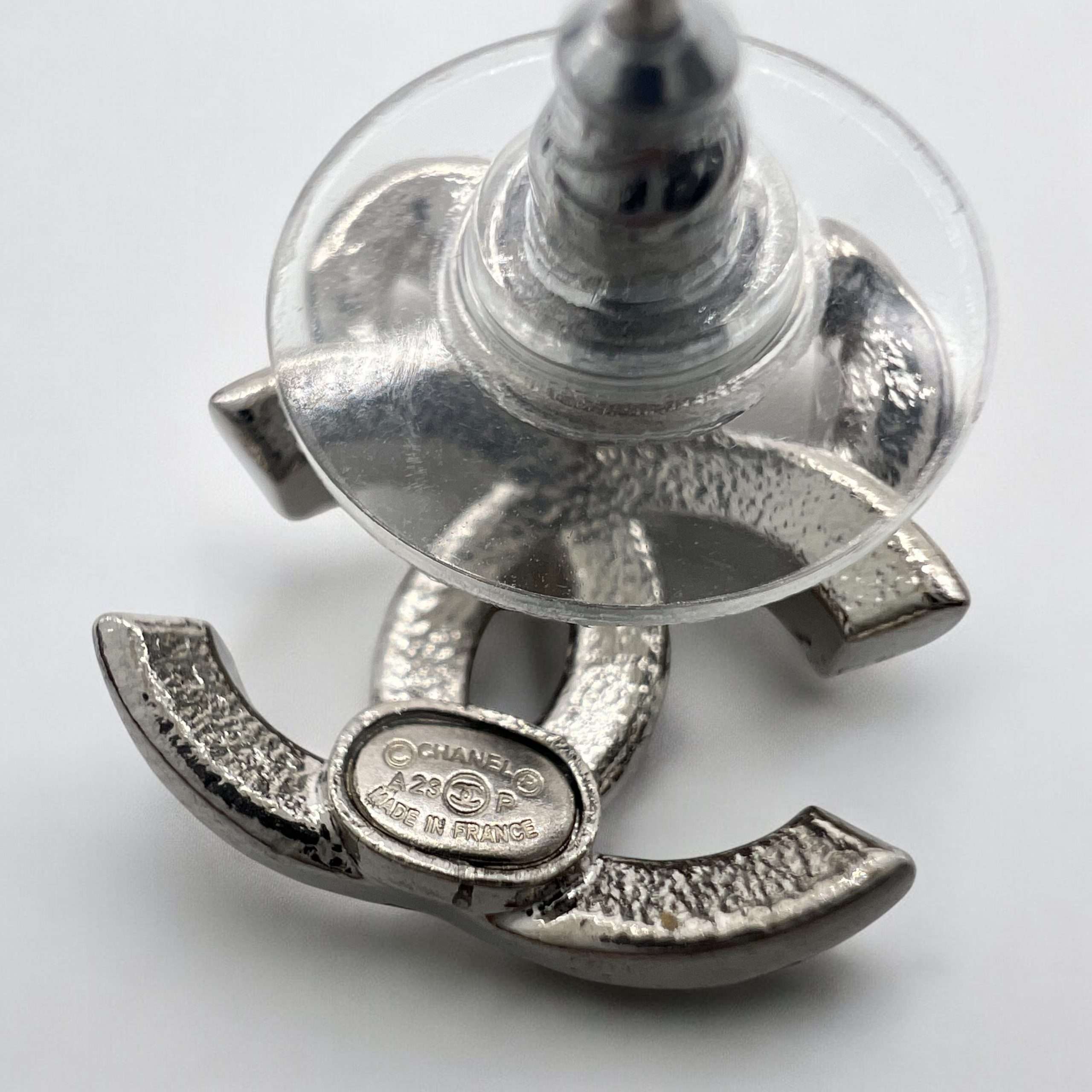 Boucles d'oreilles Chanel avec noeud et strass – Image 6