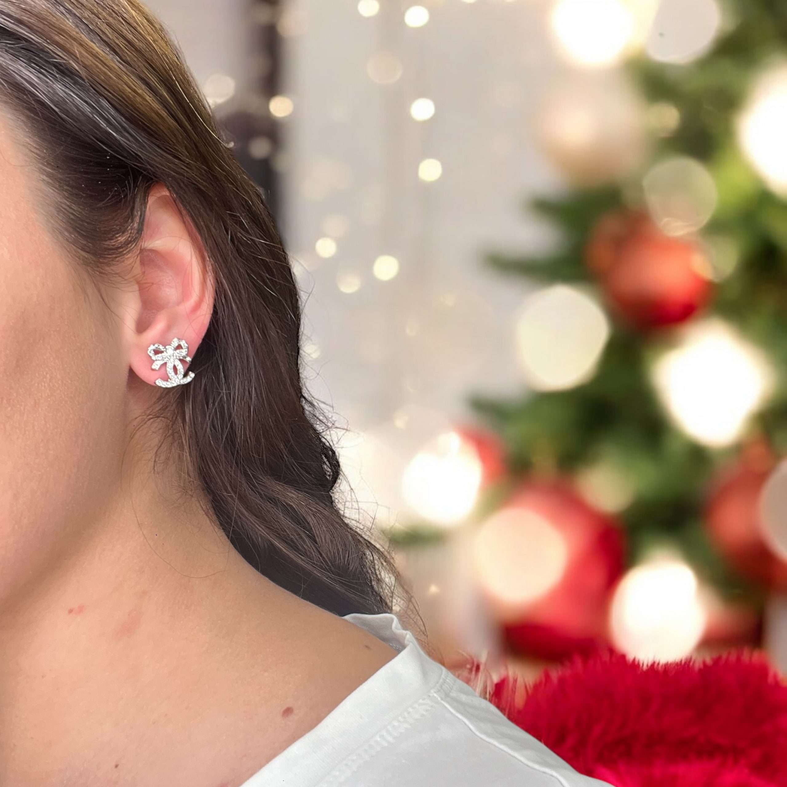 Boucles d'oreilles Chanel avec noeud et strass – Image 2