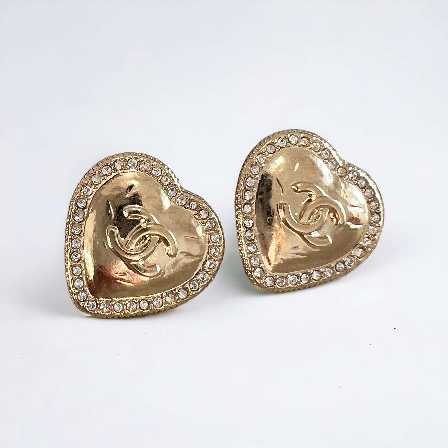 Boucles d'oreilles Chanel coeur dorées – Image 3