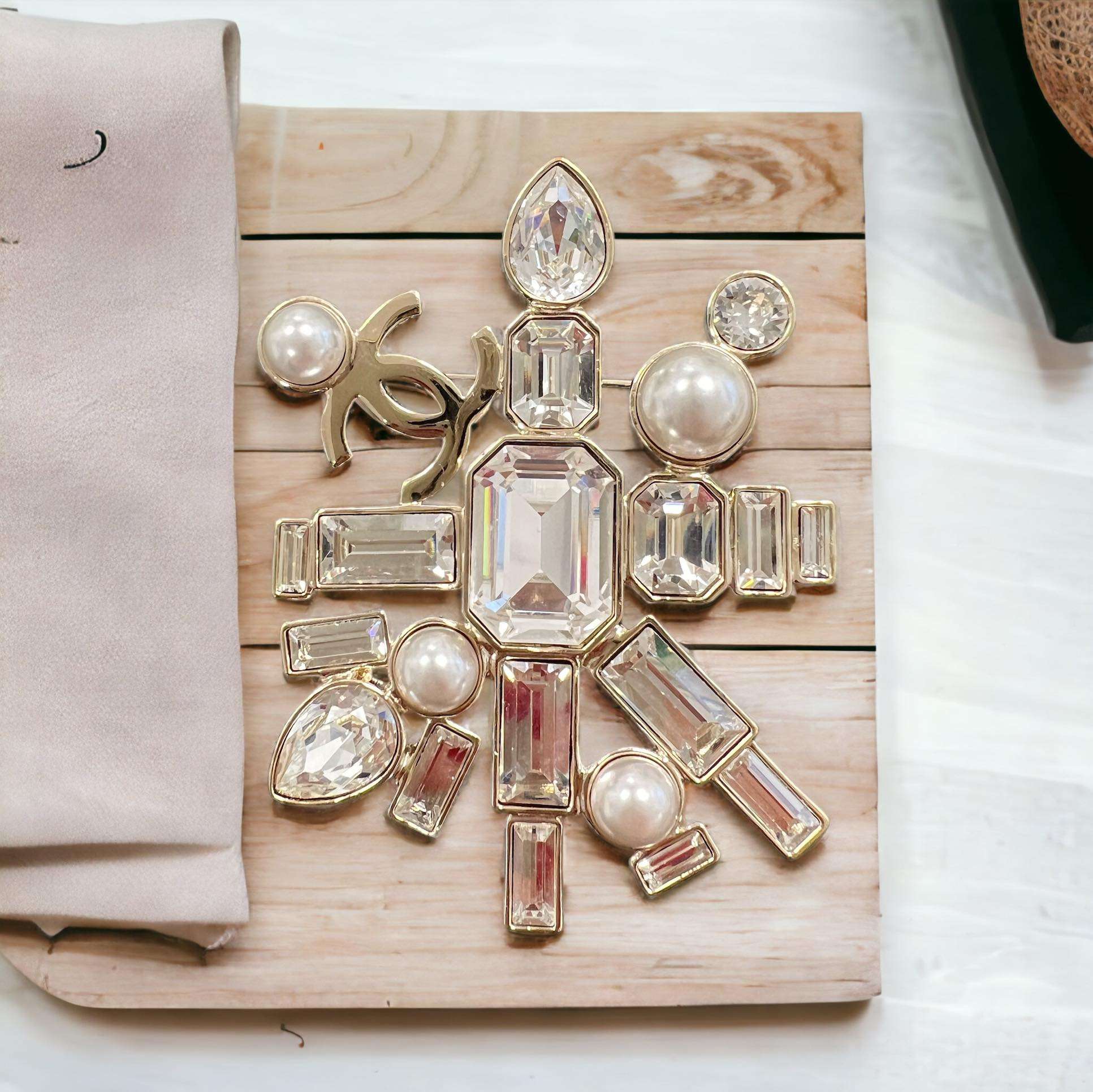Broche Chanel doré avec strass et perles cc – Image 2