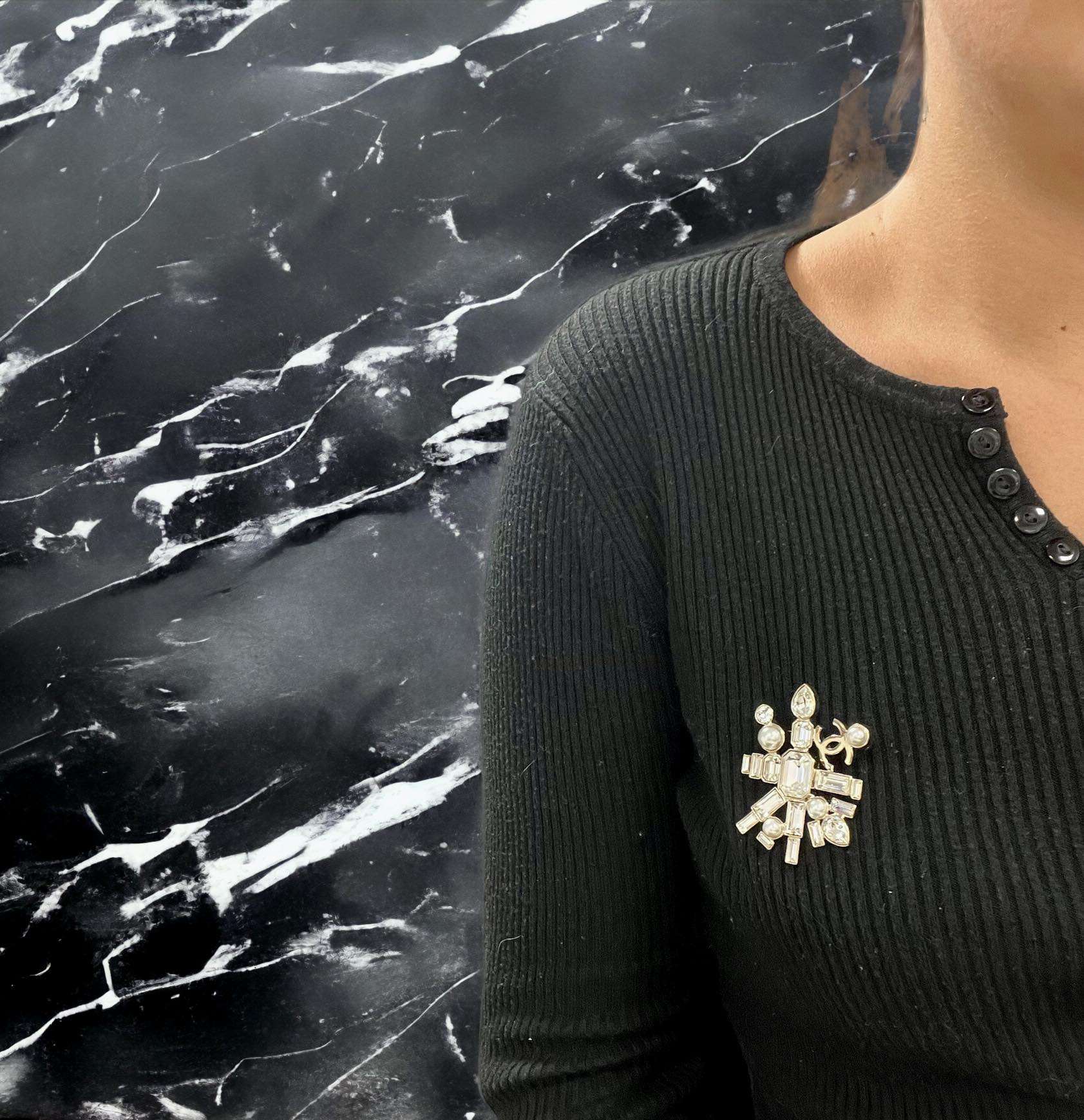 Broche Chanel doré avec strass et perles cc – Image 3