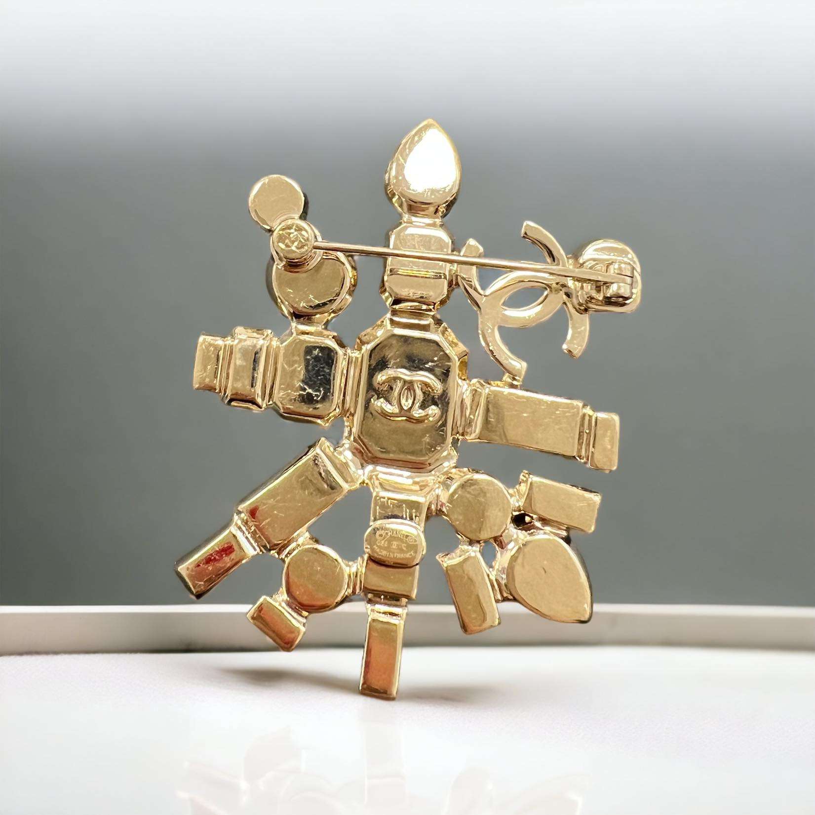 Broche Chanel doré avec strass et perles cc – Image 4