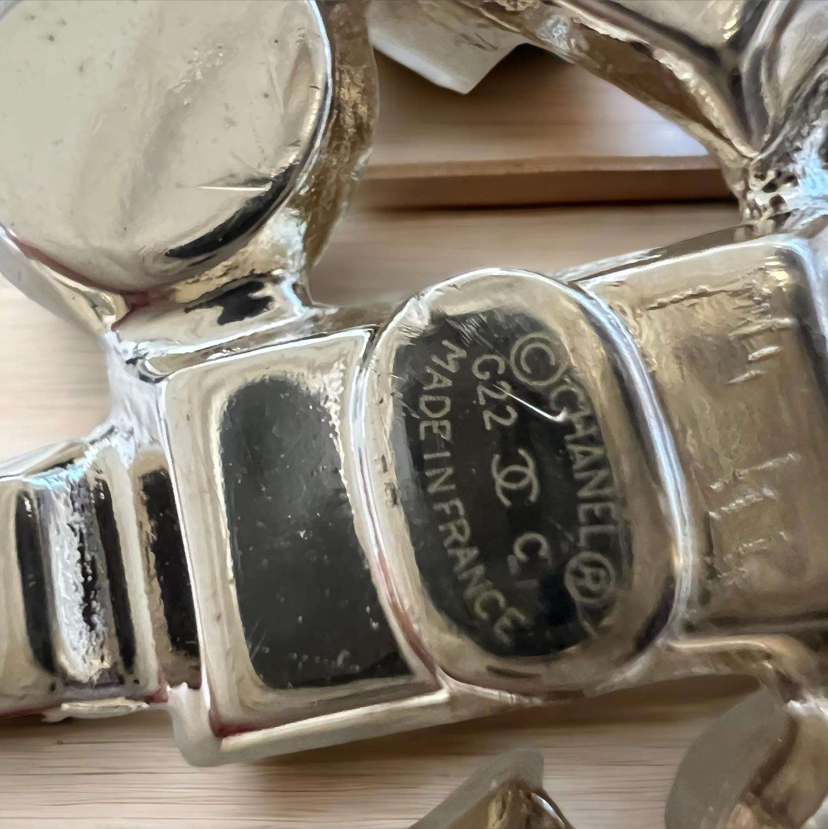 Broche Chanel doré avec strass et perles cc – Image 5